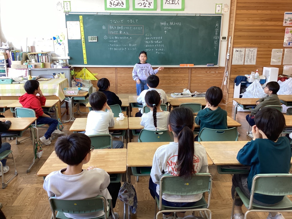 手話を使って自己紹介している写真です。