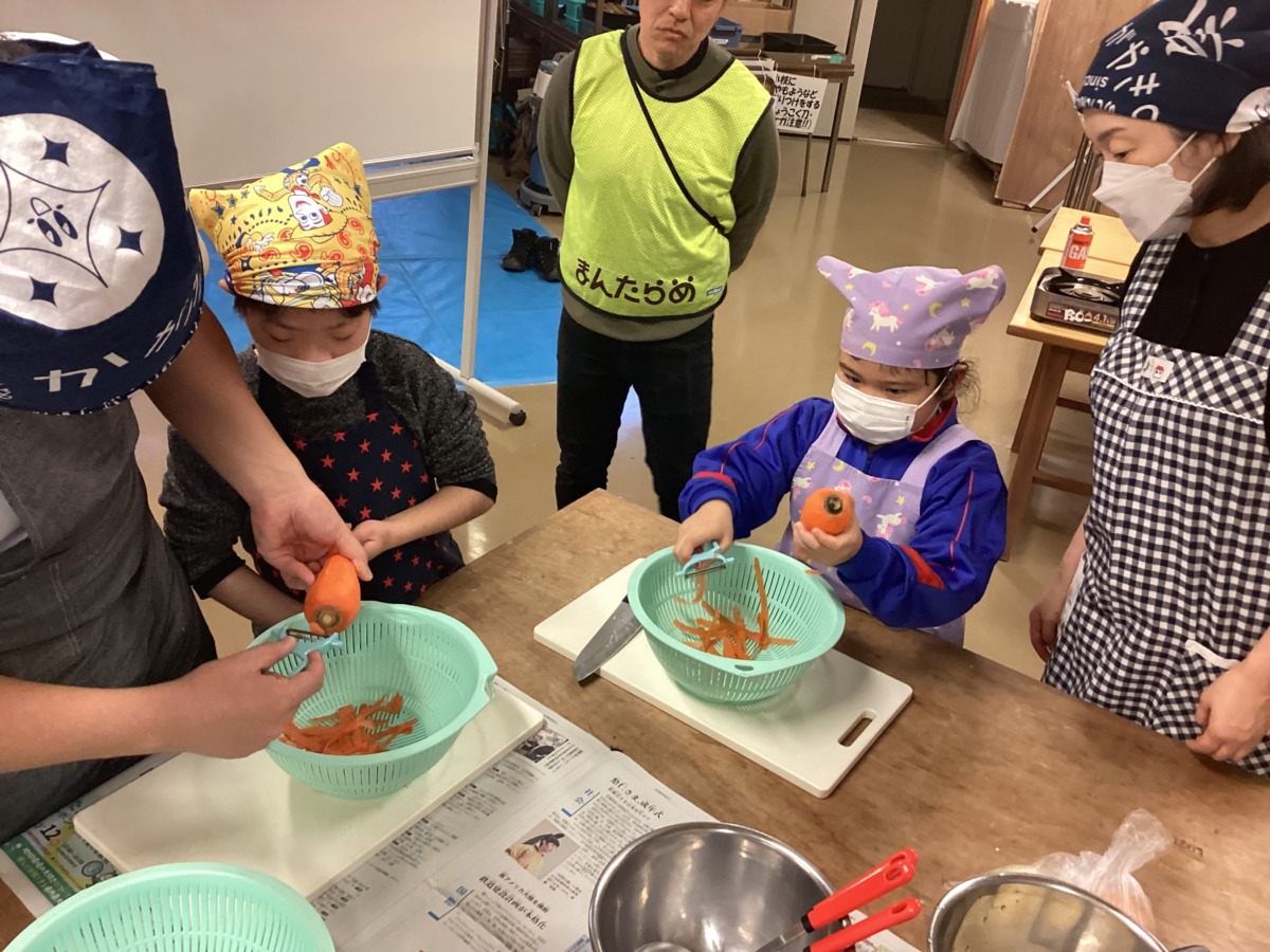 太平山自然学習センターまんたらめに宿泊学習に行きました。みんなで夕食のカレーづくりをしている写真です。