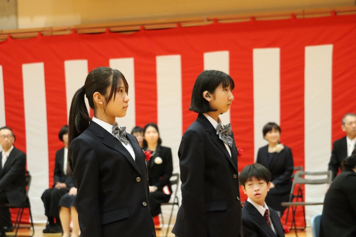 高等部新入生の女子２名が氏名点呼で起立している写真