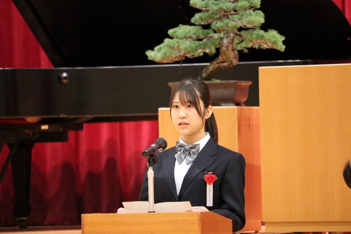 高等部新入生が新入生代表あいさつを演台の前で述べている写真