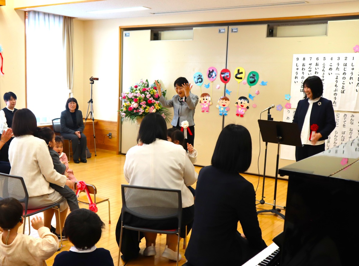 幼稚部入学式で校長が「おめでとう」と話している写真