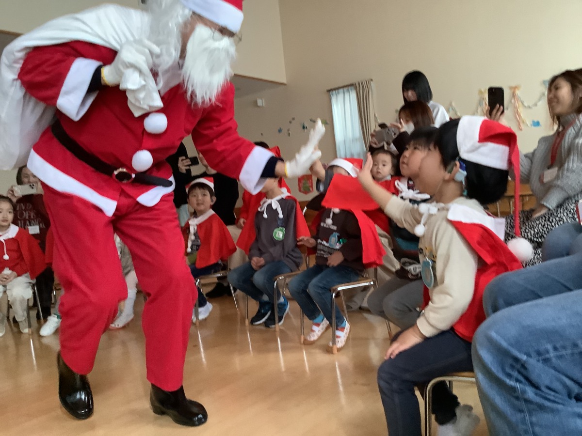 幼稚部クリスマス会でサンタが登場した場面の写真