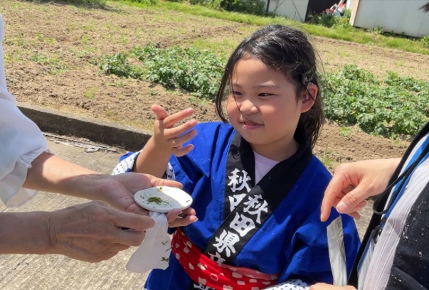 ふき茶を味見している様子