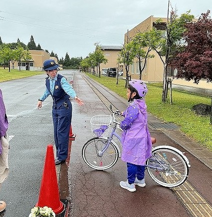 自転車で横断歩道を渡るときは自転車から降りて渡ります。