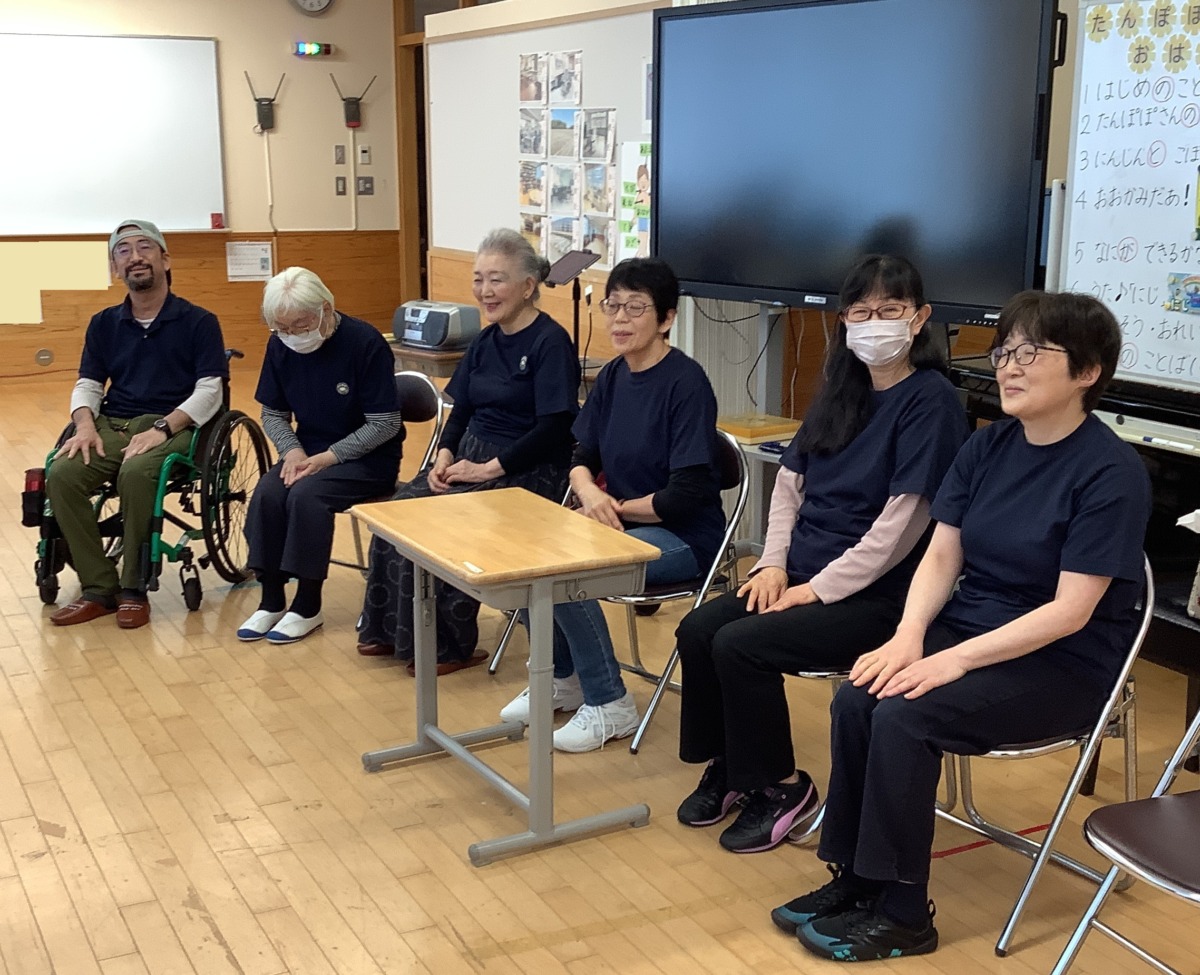 手話サークルの7名のみなさんです。