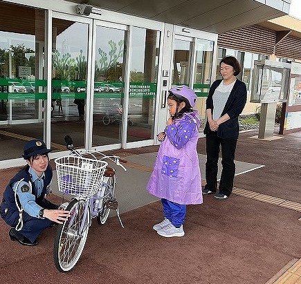 自転車点検の仕方を教わっています。