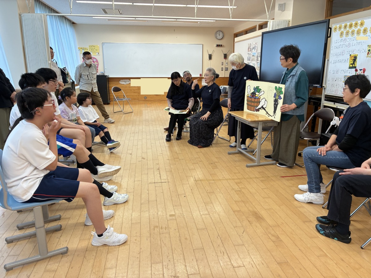 大型絵本を見ている全員の様子。