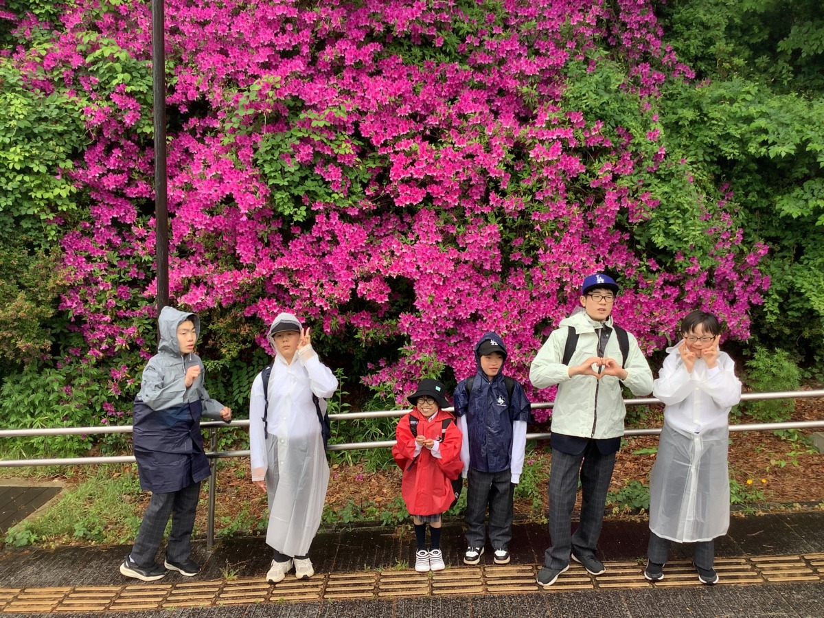 千秋公園のつつじの前で集合写真