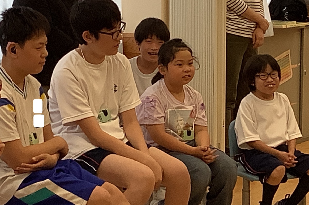 読み聞かせを笑顔で見ている子どもの様子。