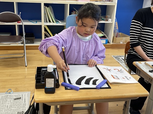 児童が一人で書いている写真