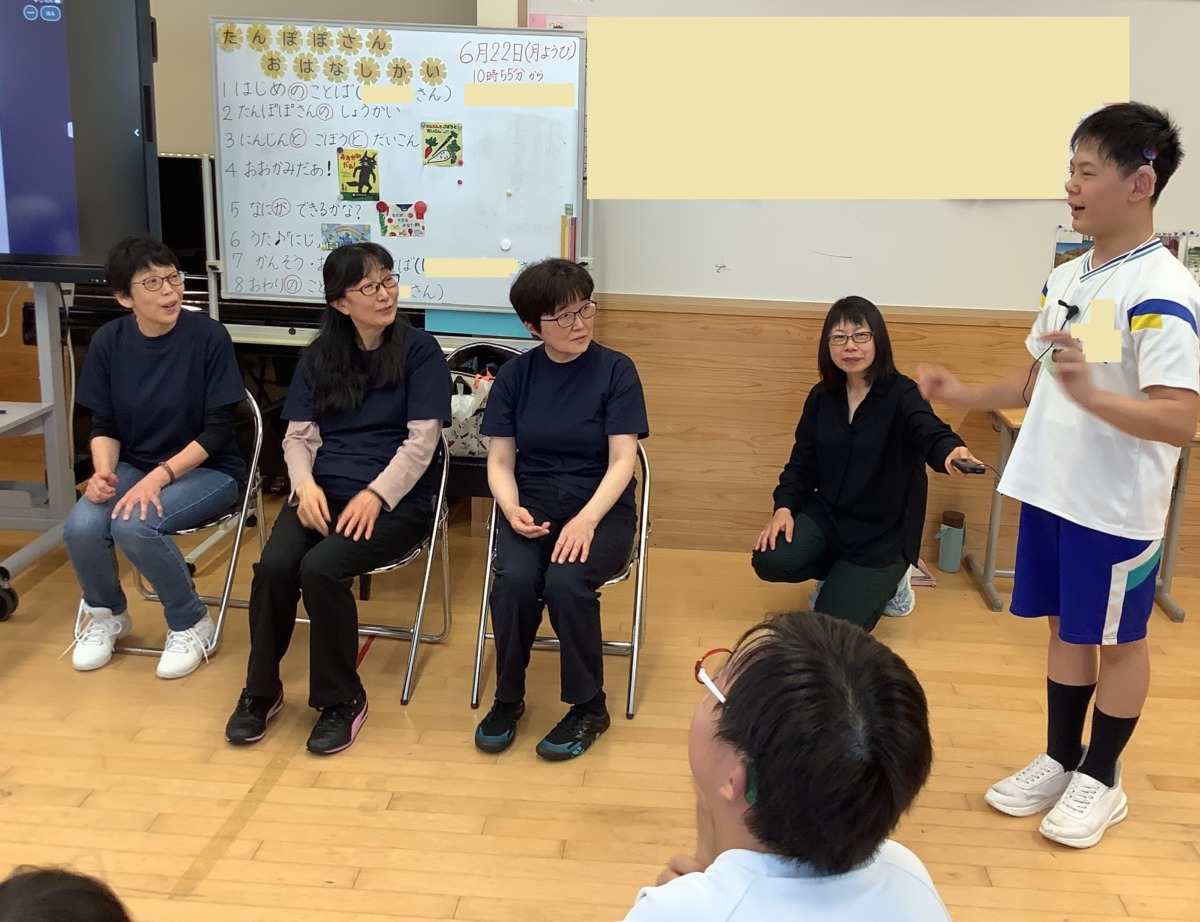 終わりのあいさつを生徒がしています。
