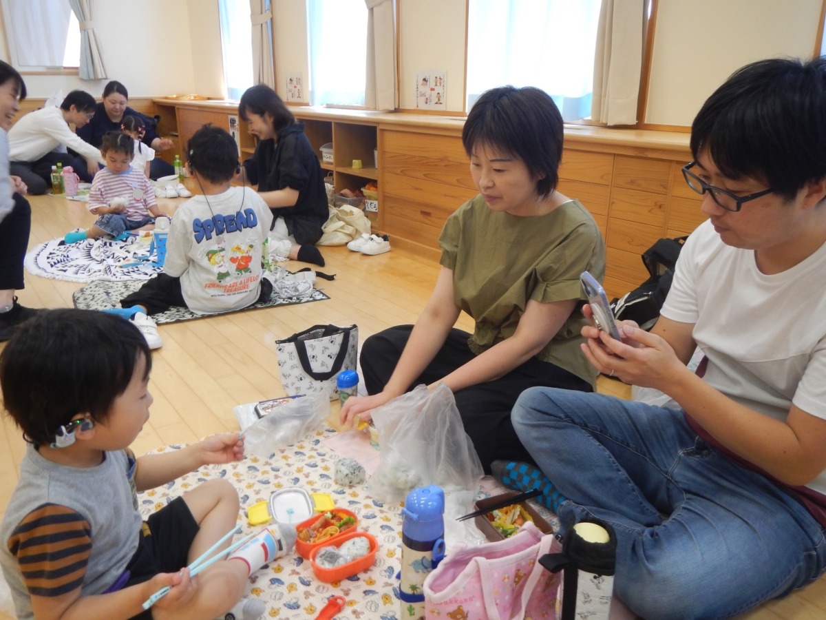 弁当を食べている親子の写真