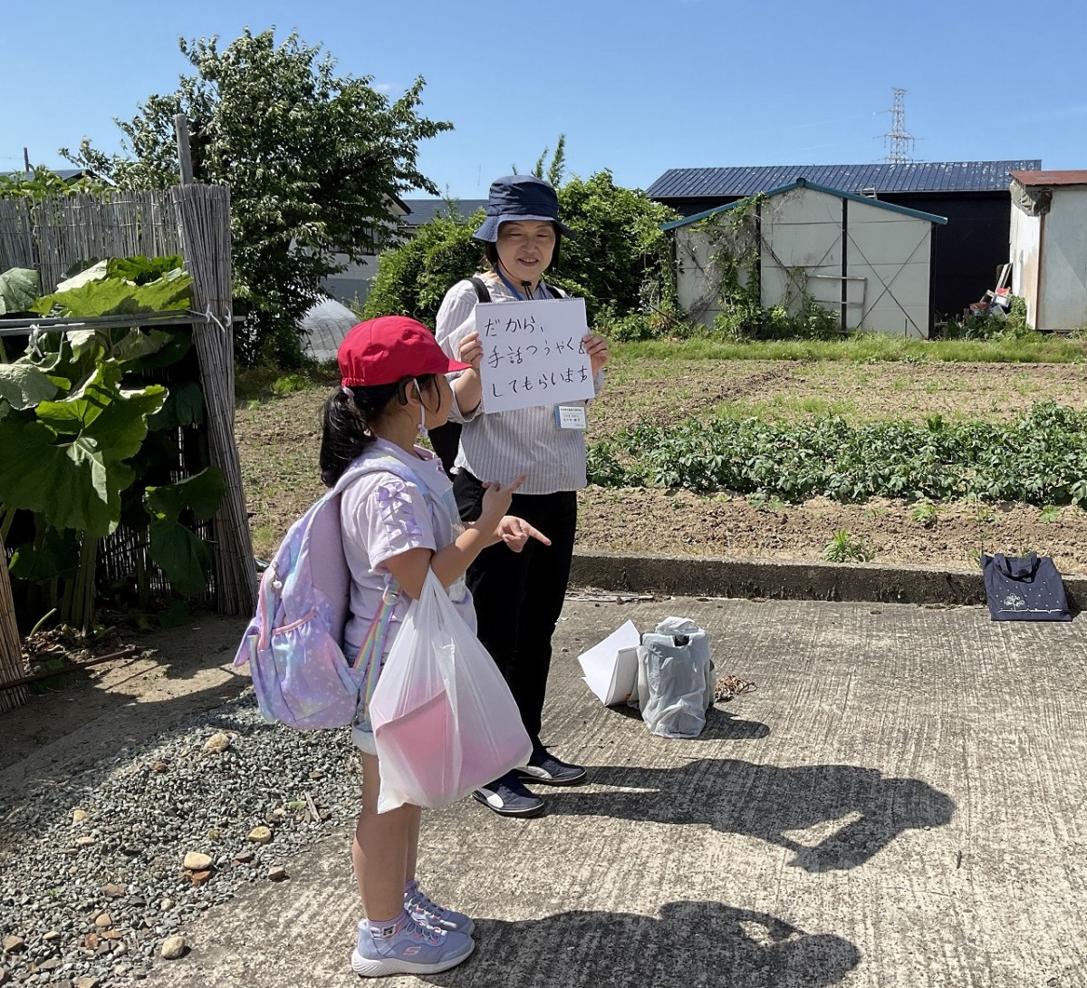 きこえにくさを秋田ふき粉会の方に説明している様子です。