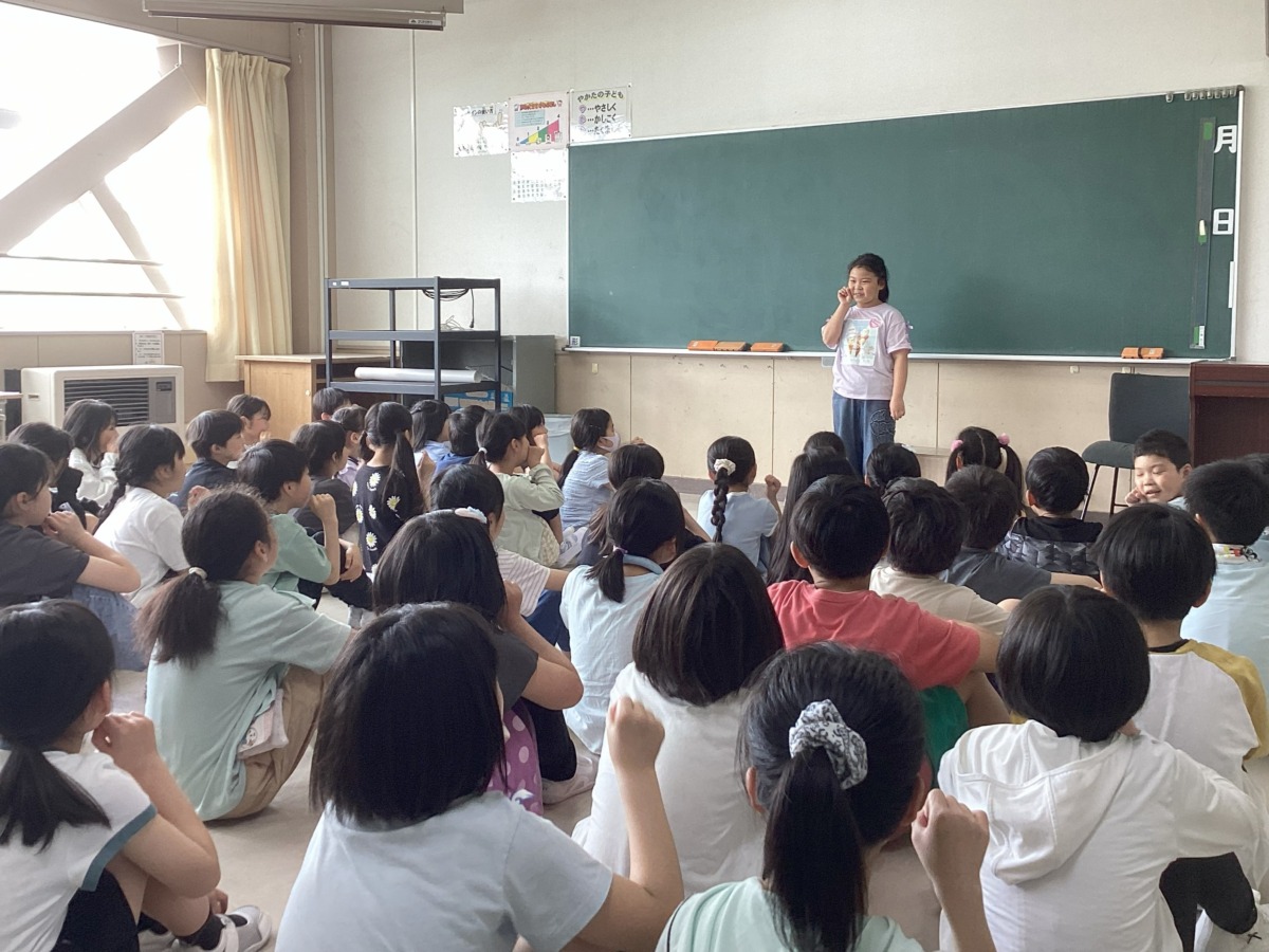 東小学校3年児童の前で自己紹介をしている写真
