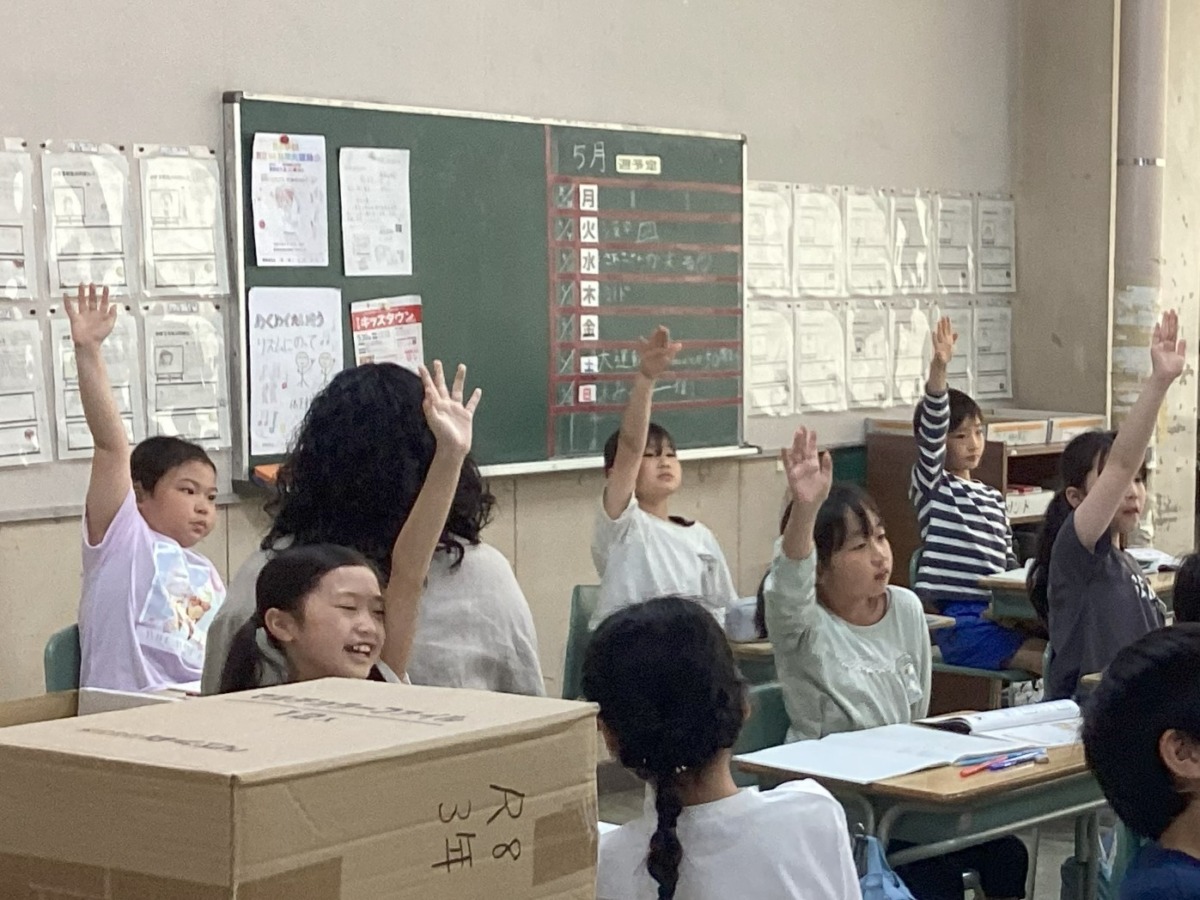 算数の授業で自分から挙手している写真