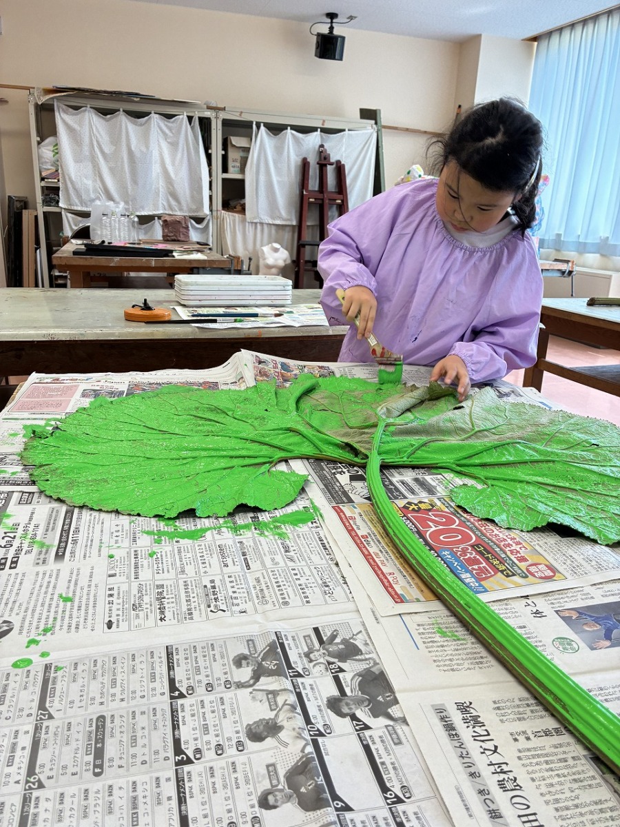 児童が秋田ふき刷りをしている様子です。