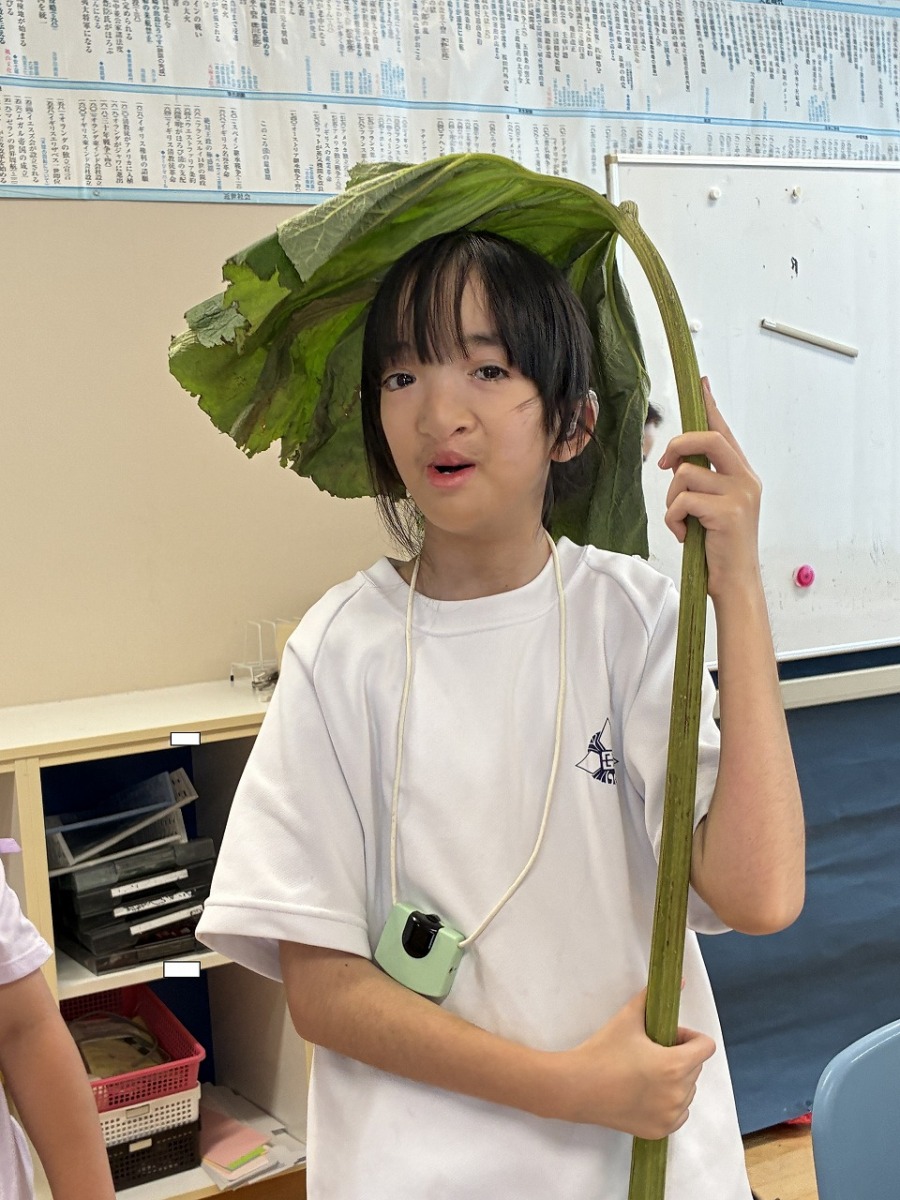 秋田ふきを中学部生にプレゼントして楽しんでいるようすです。