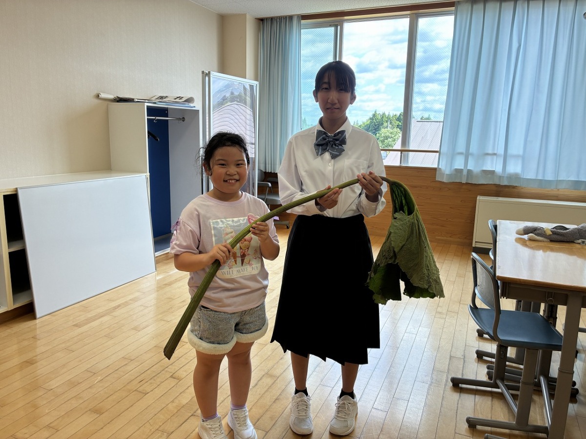 大きな秋田ふきを高等部生にプレゼントしている様子です。