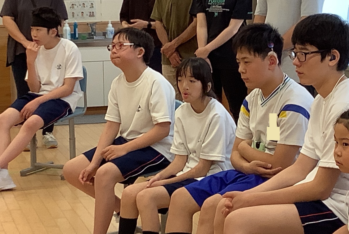 集中して聞いている子どもの様子。