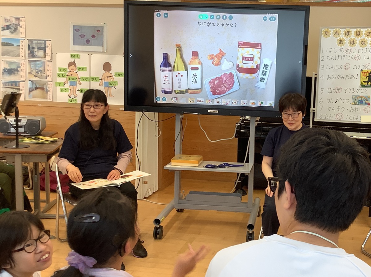 絵本をモニターにうつして、読み聞かせを聞いています。
