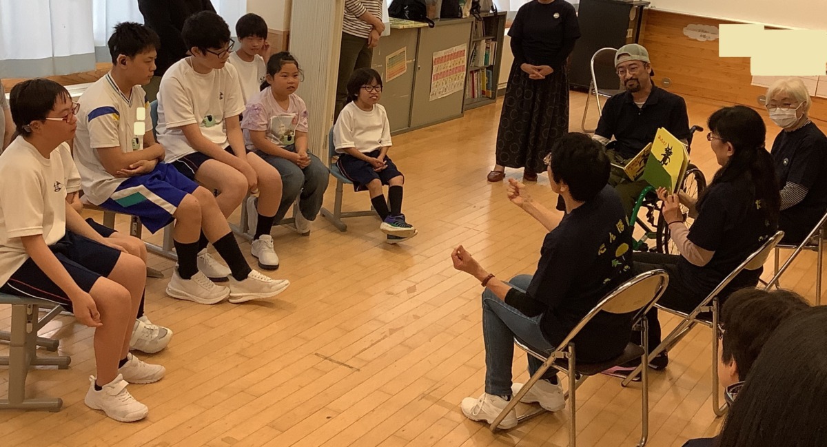 大型絵本を見ている様子です。v