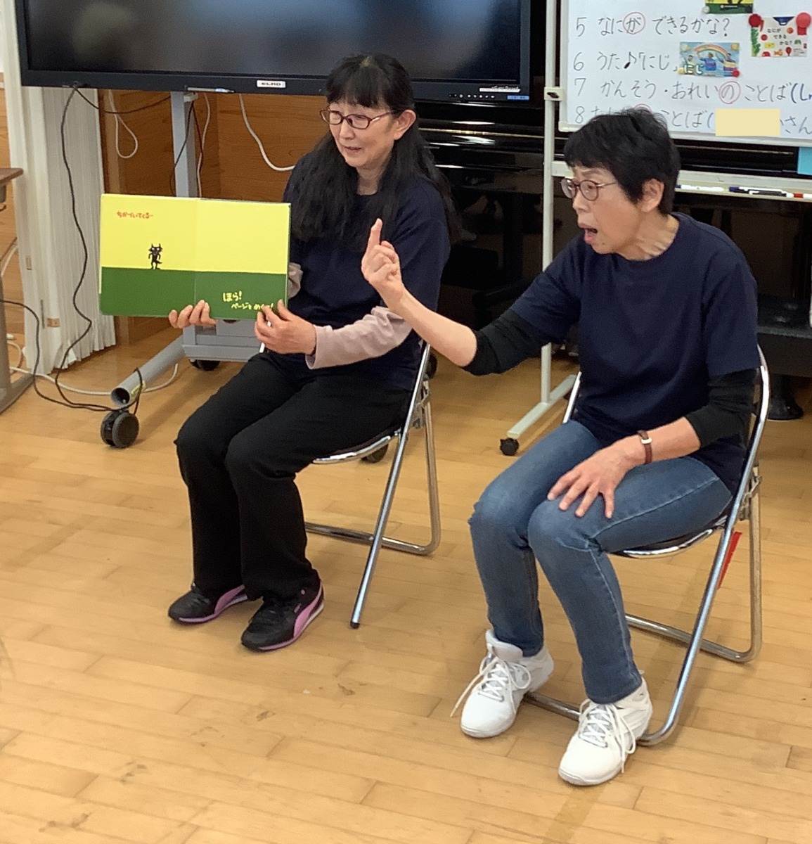 仕掛け絵本の読み聞かせをしています。
