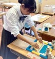 オリジナルワッペンをシルクスクリーンで製作する様子の写真