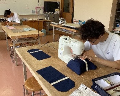 校内実習の写真（ブックカバーのミシンがけ）