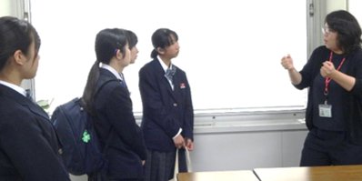 秋田銀行で見学をしている様子です。