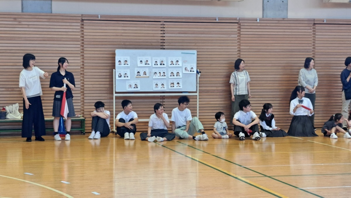 見ている人たちの様子をうつした写真