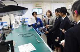 ホクシンエレクトロニクスで見学をしている様子です。