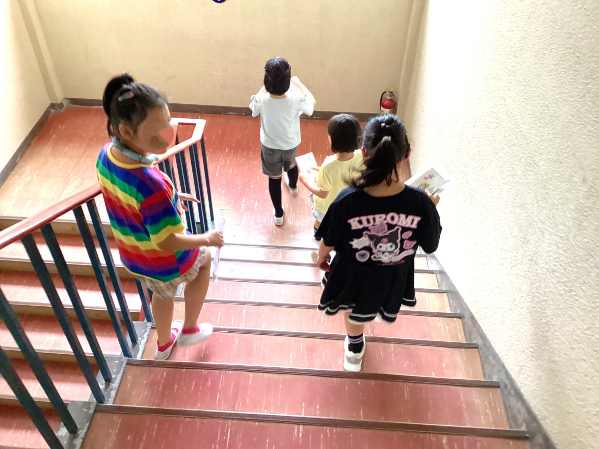 女の子たちが階段を降りている写真