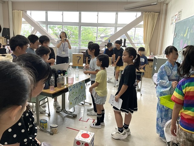女の子が並んで待っている写真