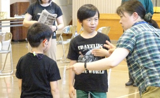 レクリエーションで児童２人が話し合っている様子の写真