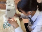 オリジナルワッペンをバッグに縫い付ける様子の写真