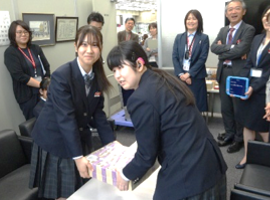 秋田銀行で見学をしている様子です。