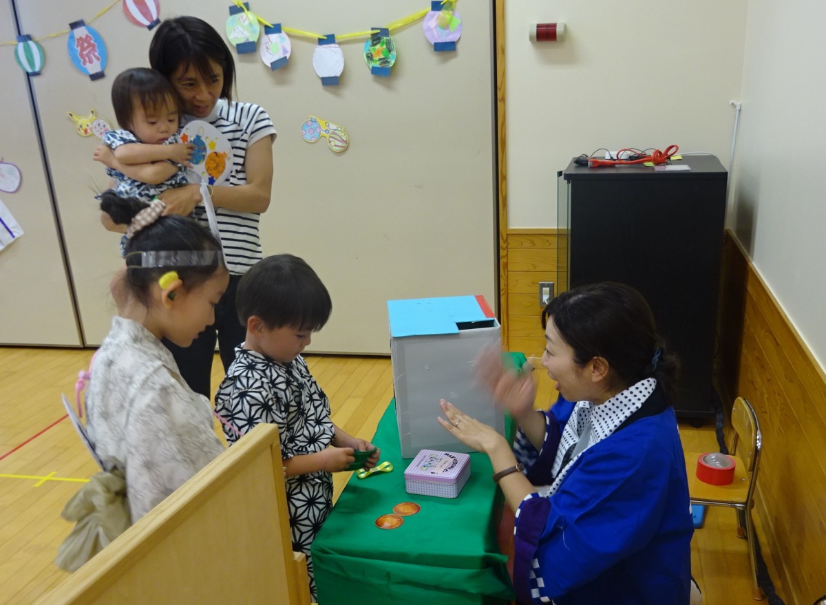 くじ引きをしている写真