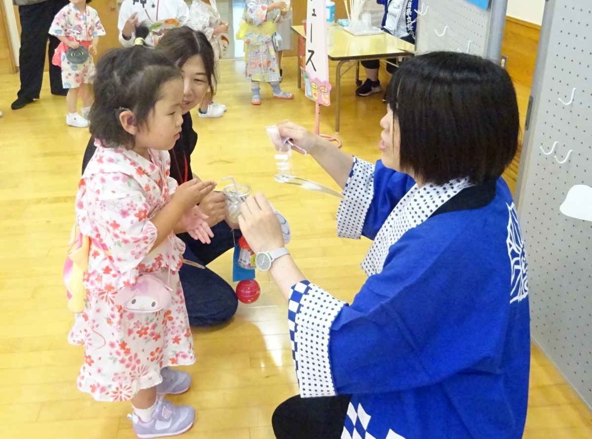 おめん屋さんで店員とやり取りしている写真