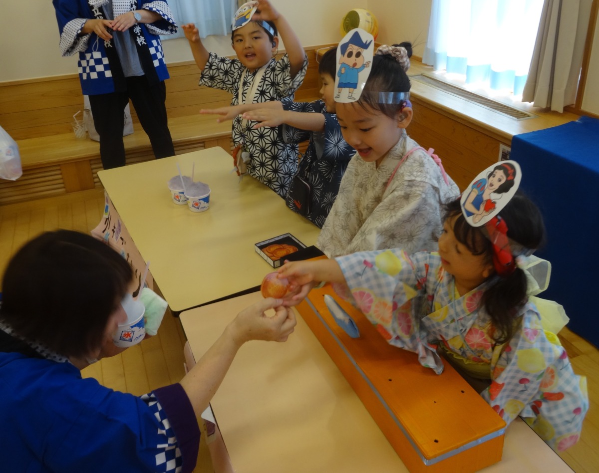 かき氷とアイス屋さんの店員さんになりきっている写真