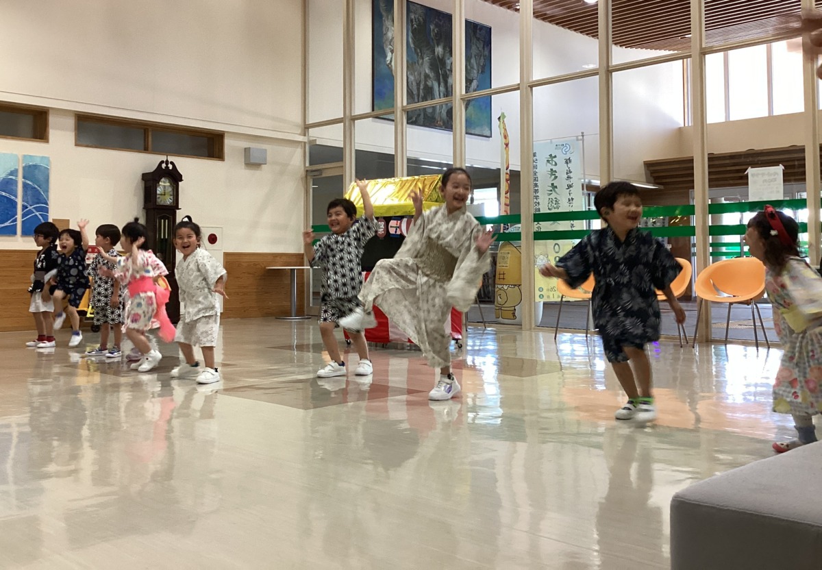 交流ホールで盆踊りを踊っている写真