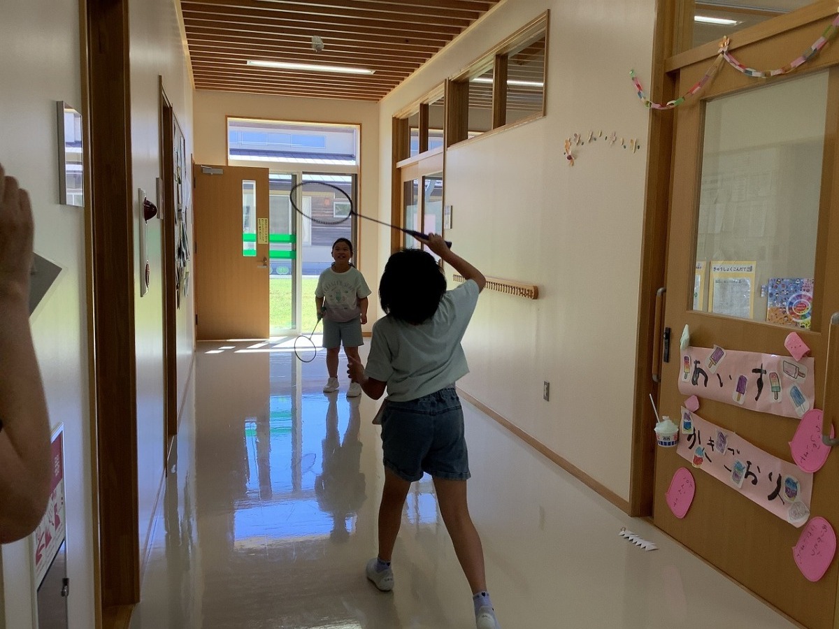 バドミントンをしている写真。