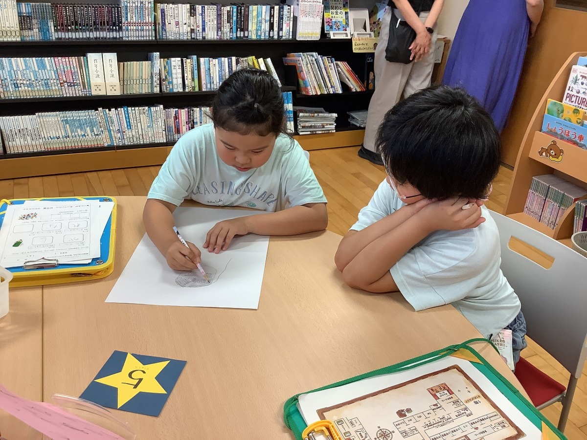 一緒に織り姫の絵を描いている写真。