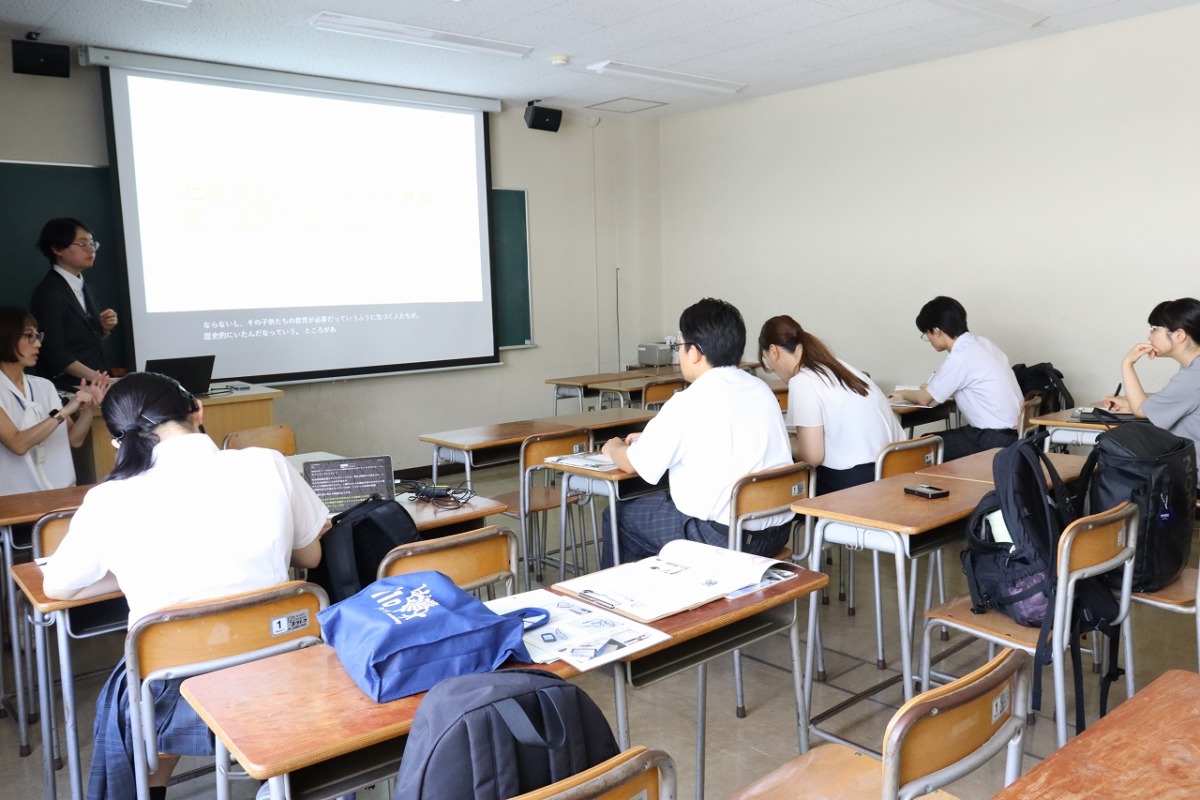 高等部生徒3名が模擬講義を受けている様子を後ろから撮影した写真です。