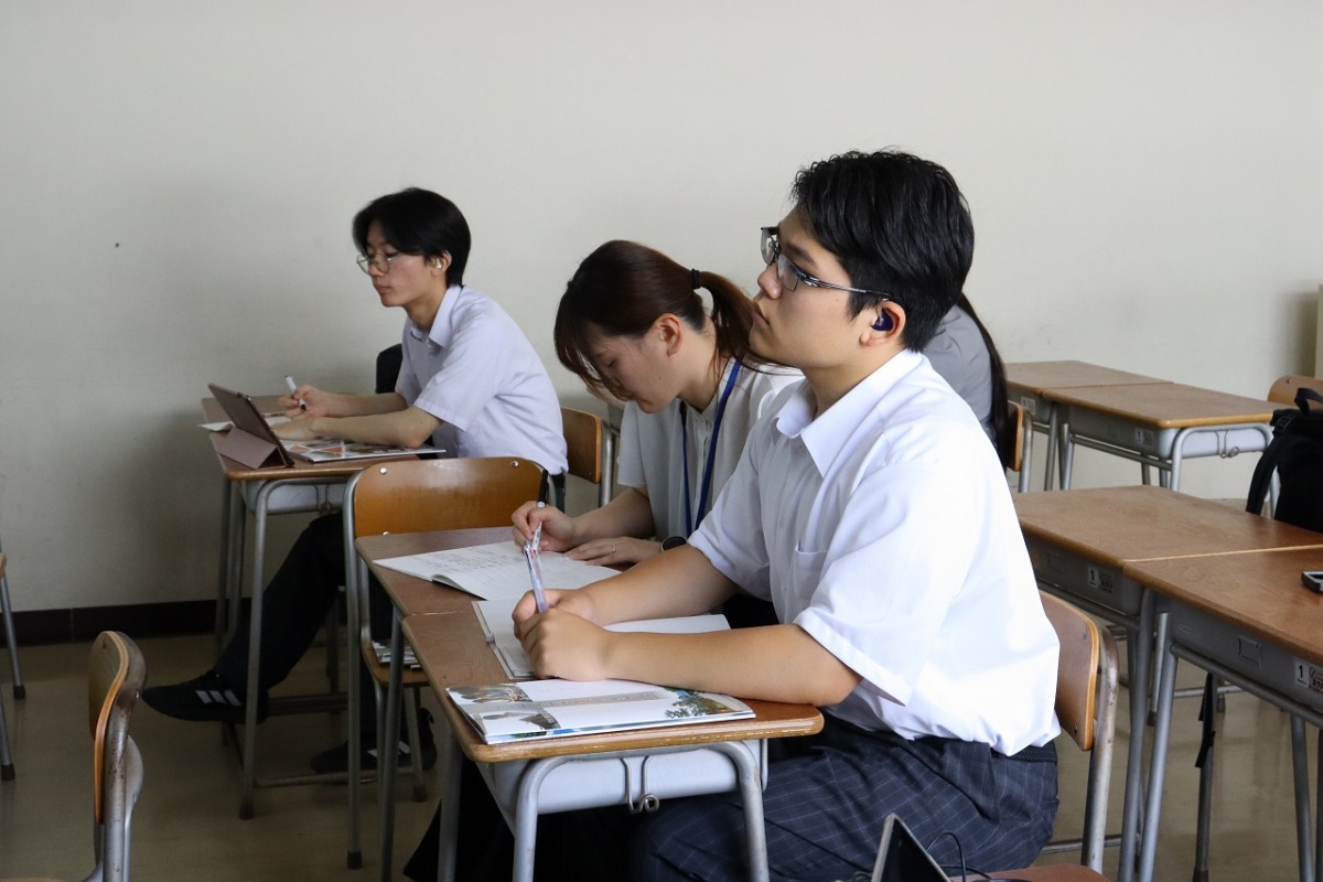 高等部生徒3名が模擬講義を受けている様子です。