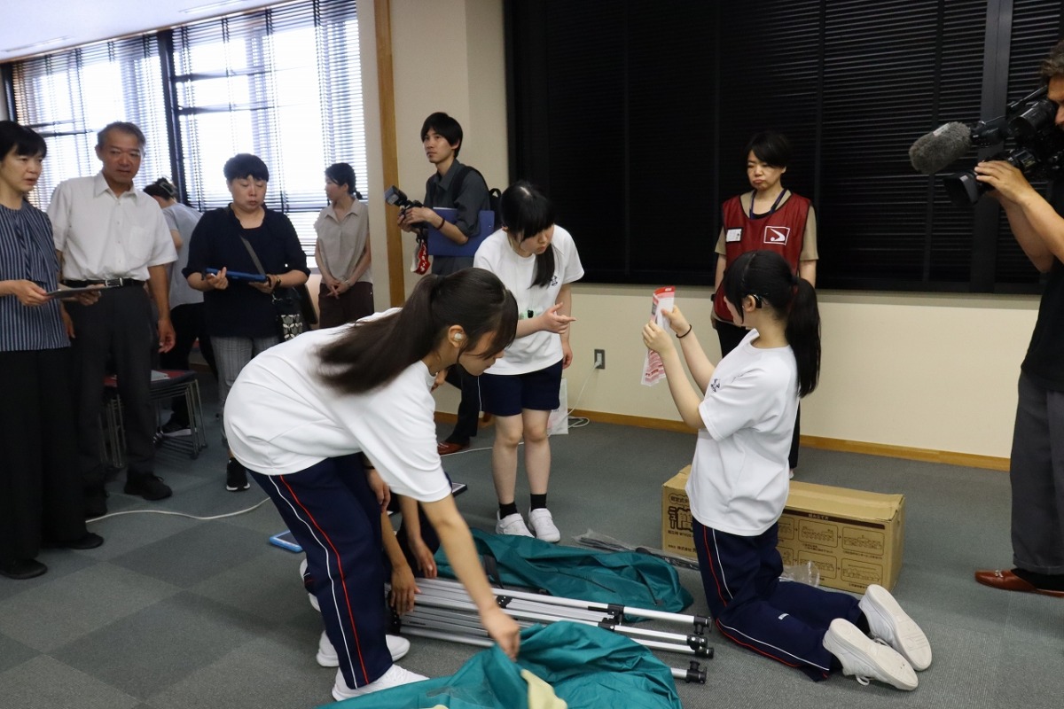 テントを組み立てている写真１