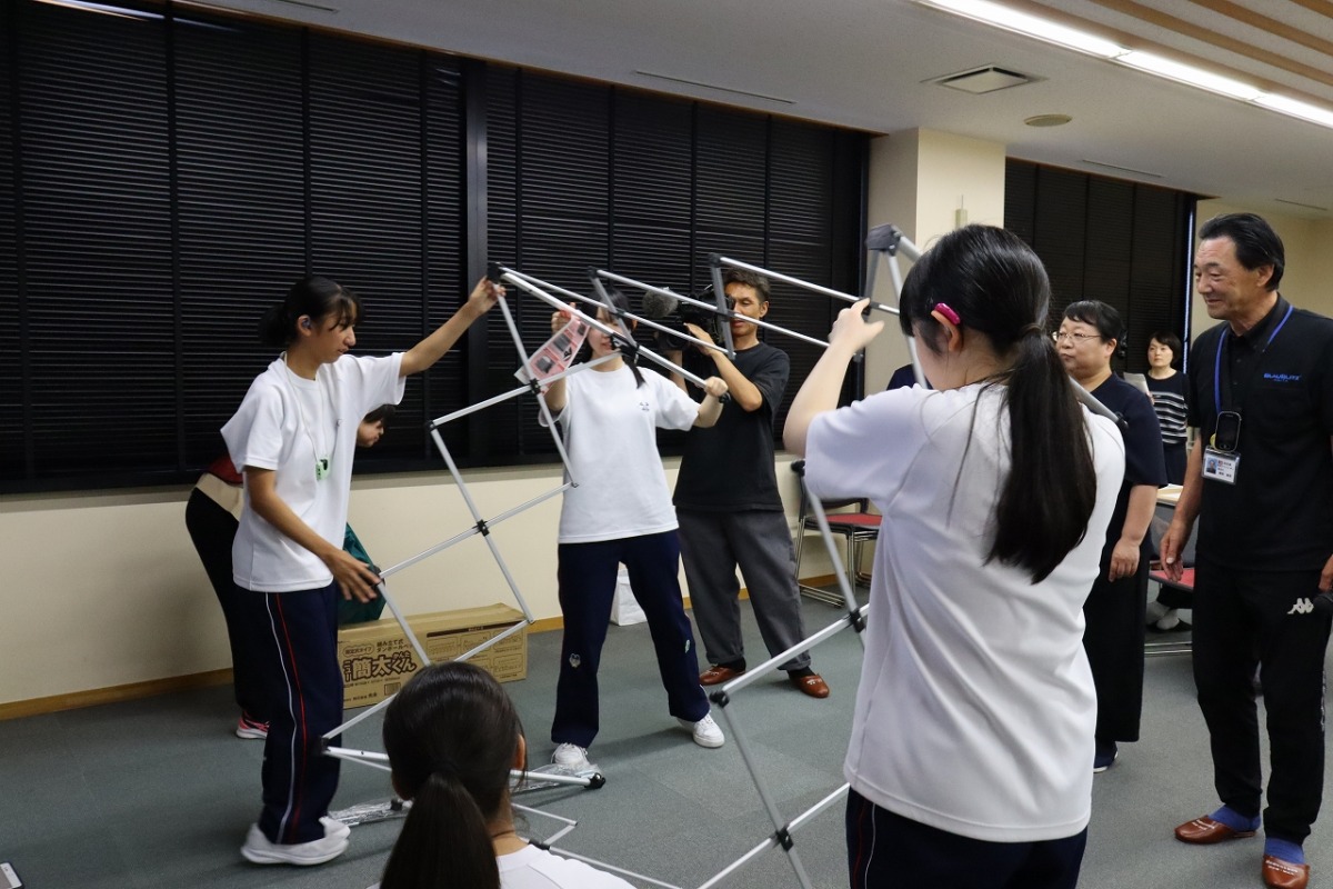 テントを組み立てている写真３