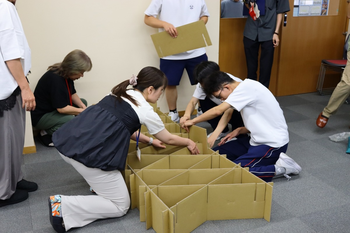 段ボールベットを組み立てている写真