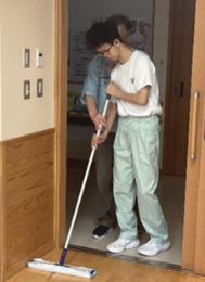 清掃を実践している様子です。