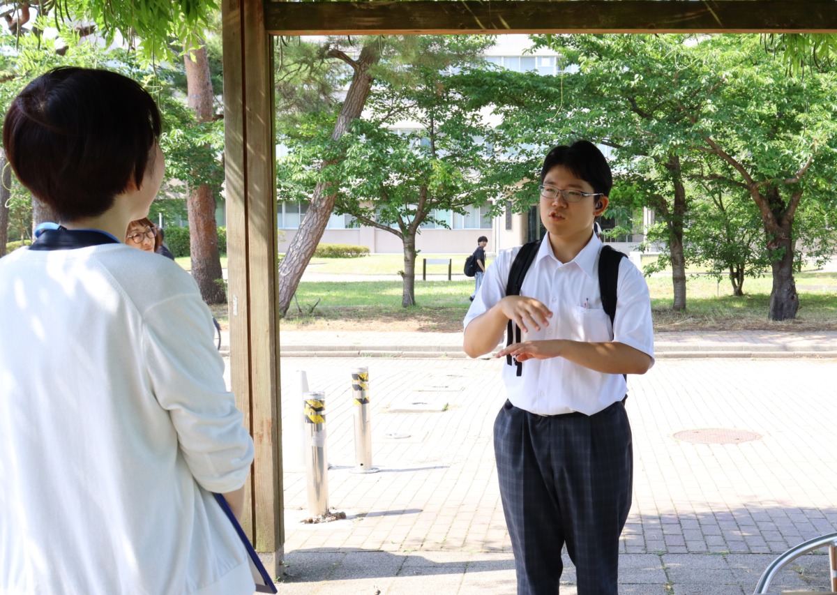 見学の最後に、1日担当してくださった大学の職員の方に、生徒がお礼の言葉を手話を付けながら述べています。