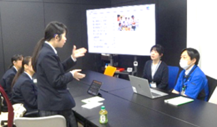 ホクシンエレクトロニクスで見学をしている様子です。